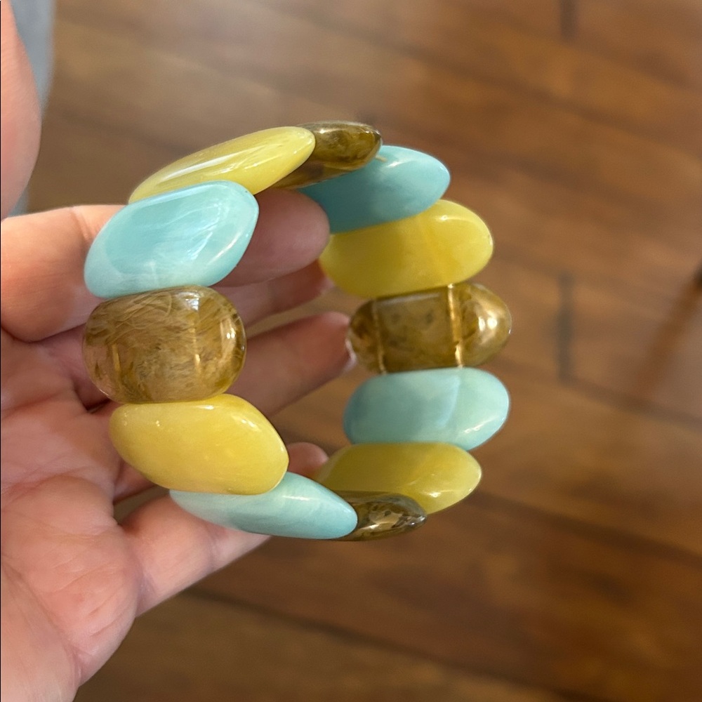 Lucite stretch Bracelet chunky oblong pieces of light blue, celery green, amber - Picture 8 of 9
